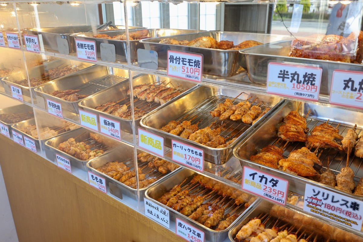 出雲市のテイクアウト鶏料理専門店『鳥周出雲店』に並ぶ串焼き