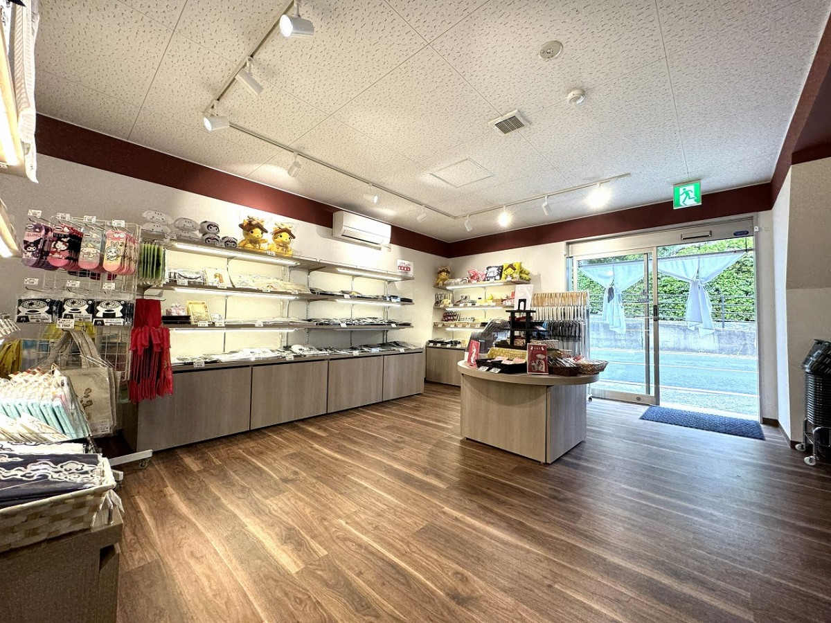 島根県出雲市大社町にオープンしたお土産店『いずも縁結び本舗勢溜店 つむぎ』の店内の様子