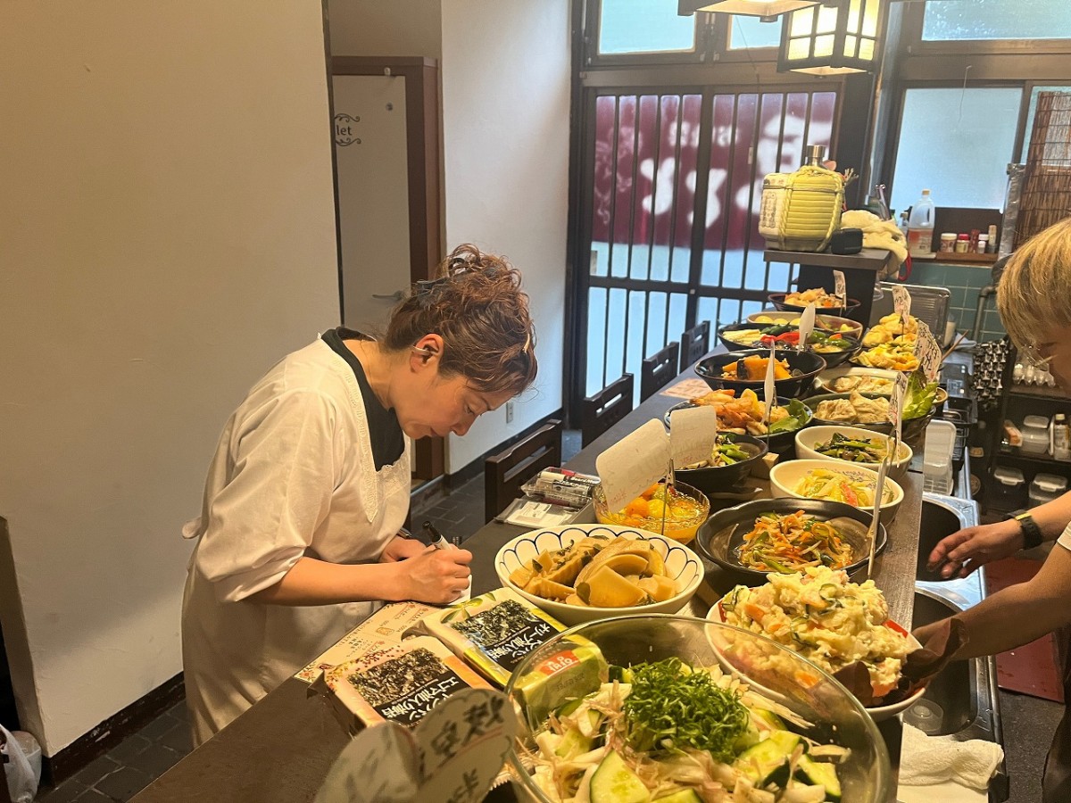 鳥取県米子市にある『お晩菜 兎とと』のスタッフ