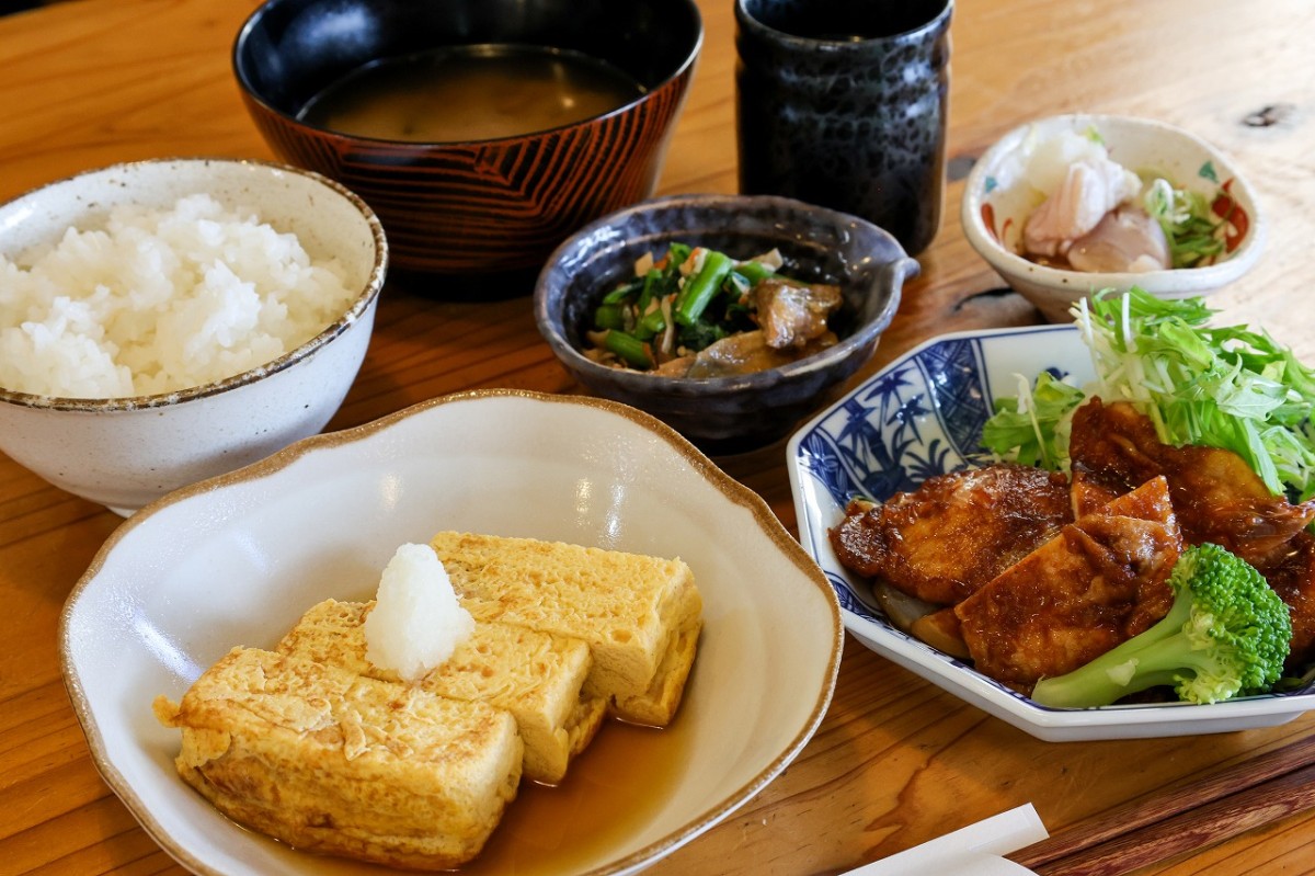 島根県出雲市にオープンした食事処『めしと酒と てんやわんや』のメニュー