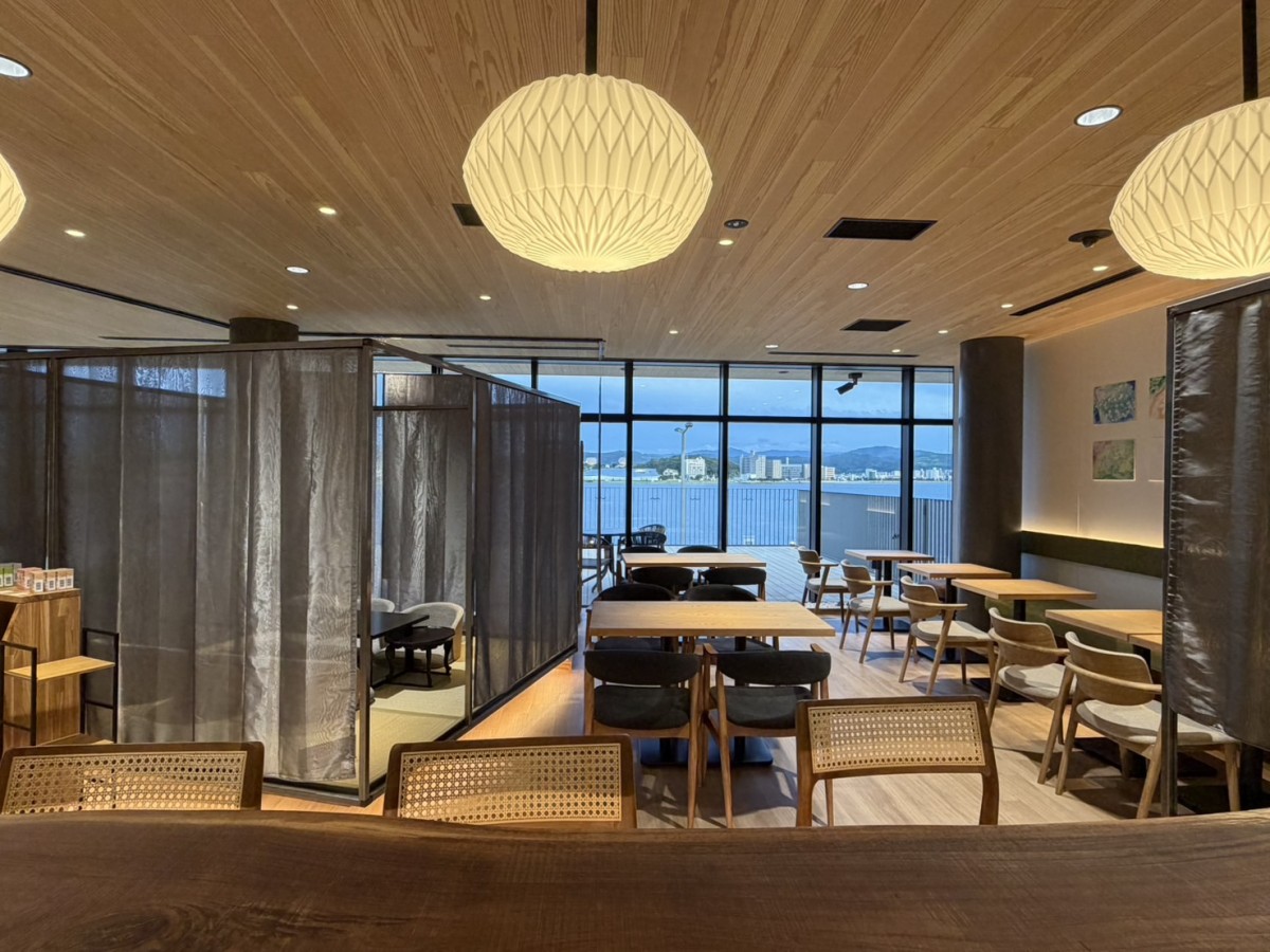 松江市役所２階にオープンした『Senchasou Japanese TEA cafe＆dine 』の店内の様子