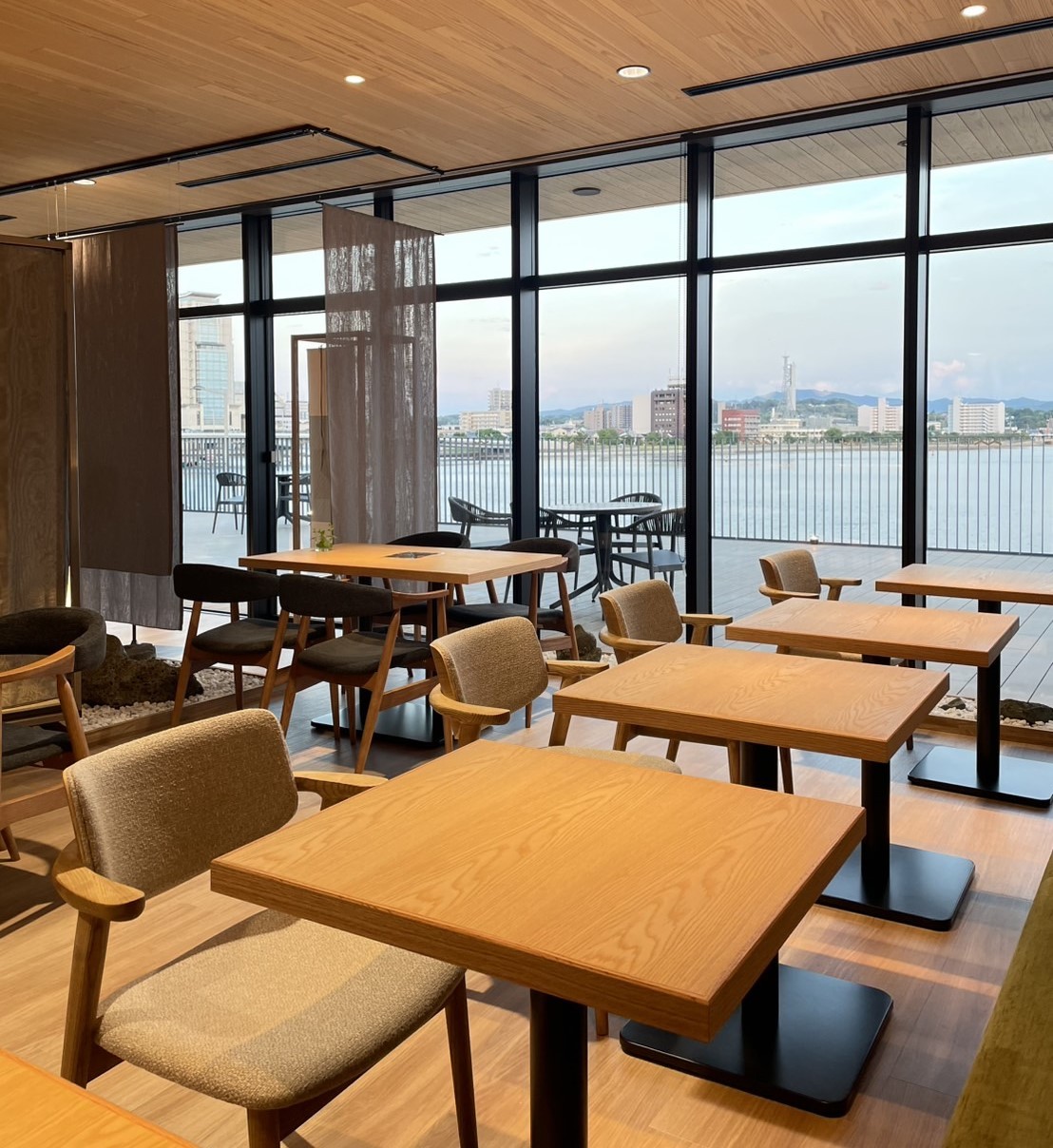 松江市役所２階にオープンした『Senchasou Japanese TEA cafe＆dine 』の店内の様子