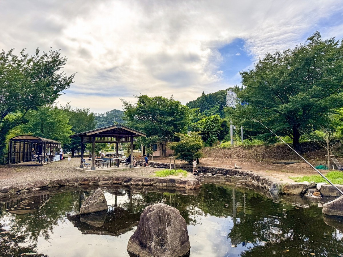 島根県飯南町にある『やまめの渓』の敷地内の様子