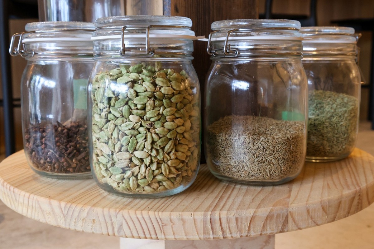 島根県出雲市にあるスパイスカレー専門店『KARLY 禅 izumo』の店内の様子