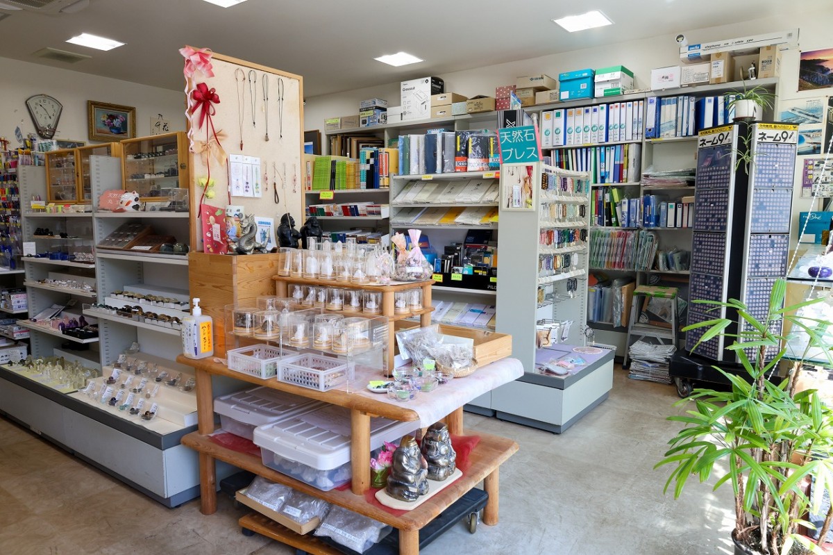 島根県出雲市にある老舗文房具店『ユアサ文具』の店内の様子