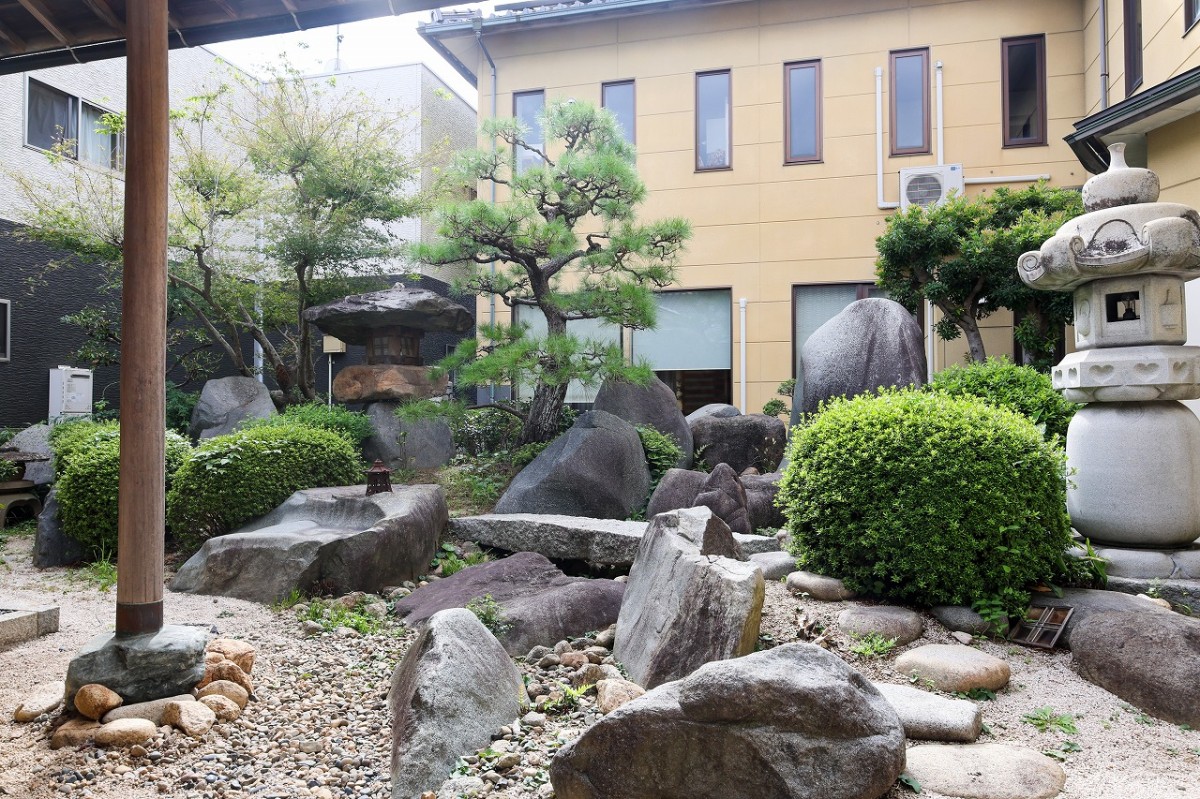 島根県出雲市にある日本料理店『まほろば出雲』の中庭