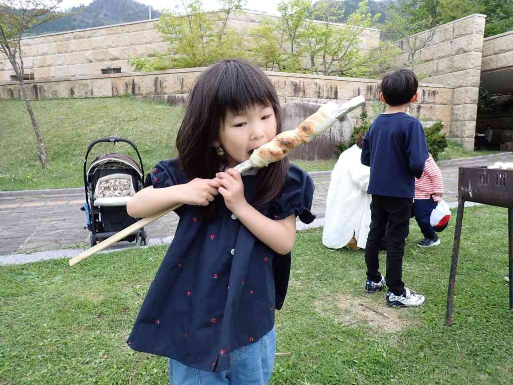 鳥取県八頭郡若桜町のイベント「【要予約】GW ネイチャーキッズフェスティバル 「くるくるスネークパンを焼こう」」のイメージ