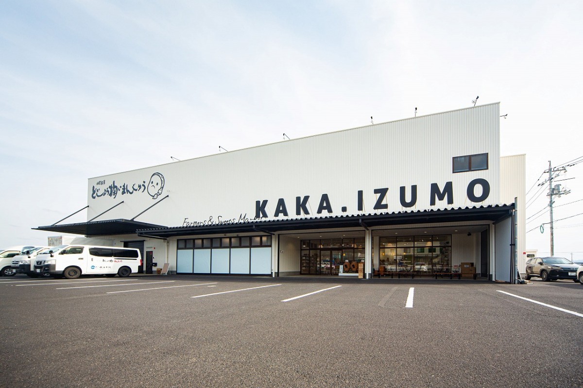島根県出雲市にあるスイーツの複合ショップ『KAKA.IZUMO』の外観