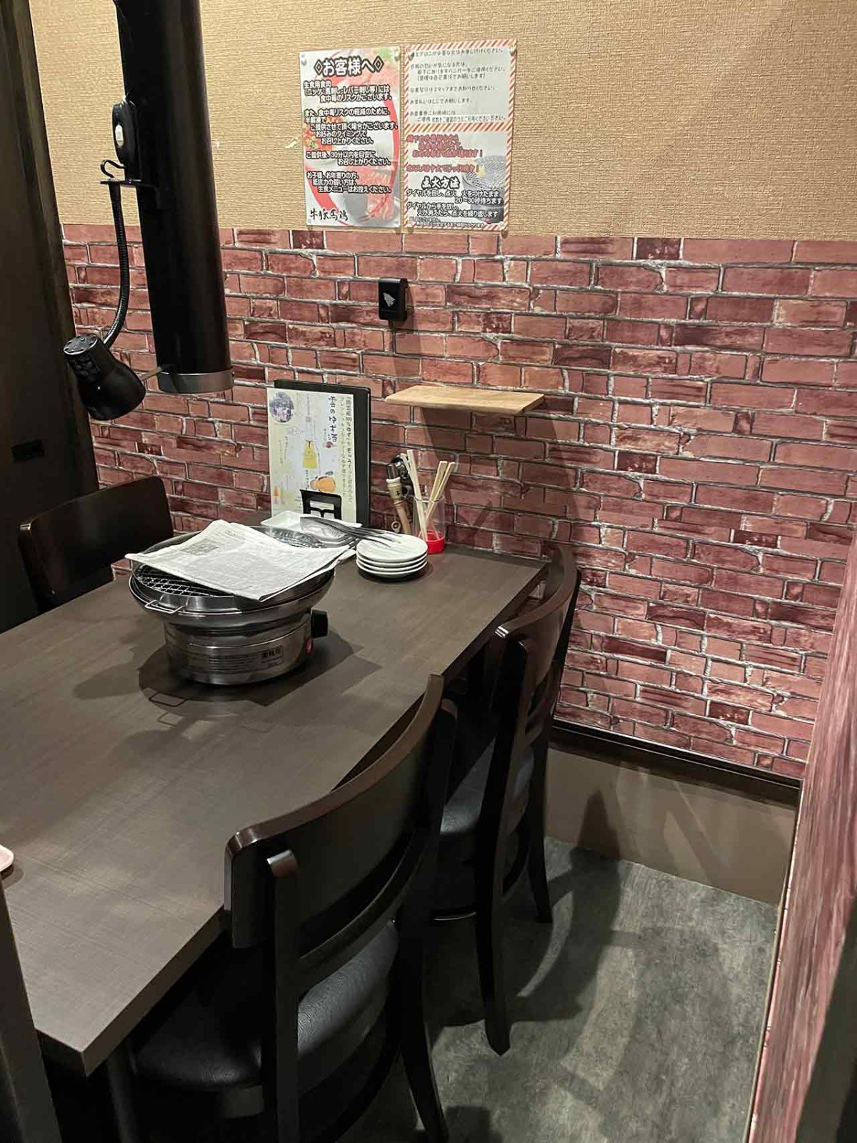 島根県出雲市『個室焼肉　丑や』の店内
