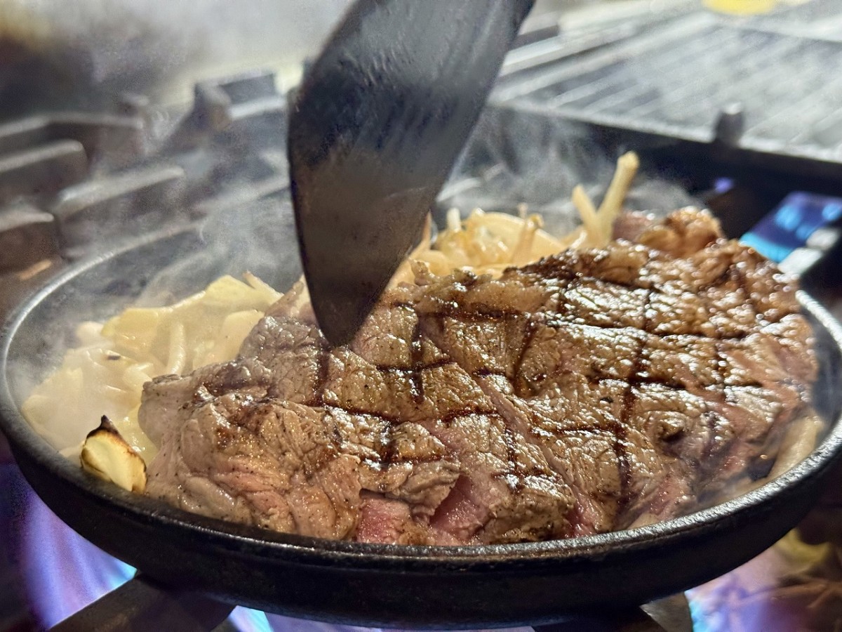 鳥取県米子市にある『鉄板ステーキ食堂 京の肉奉行』のステーキ