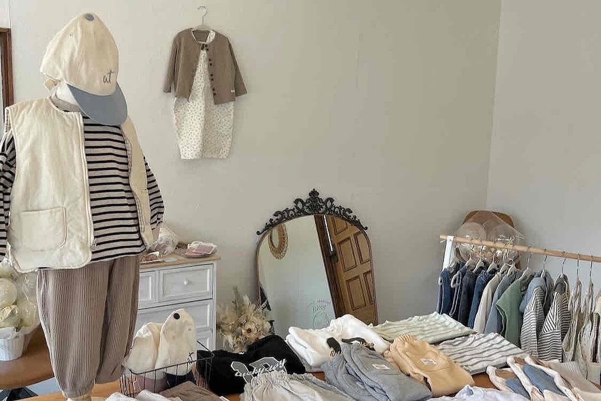 鳥取県米子市にあるカフェ韓国子ども服専門店『baby apparel Bitty（ベイビーアパレルビティー）』の内観