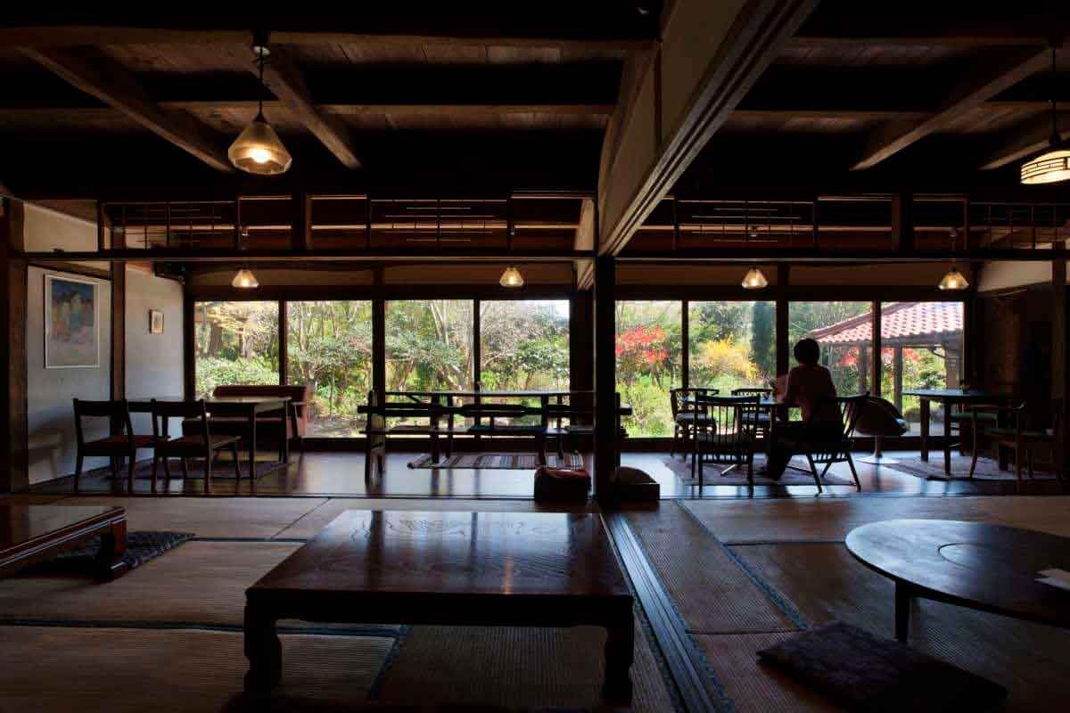 島根県江津市の古民家カフェ『風のえんがわ』の内観