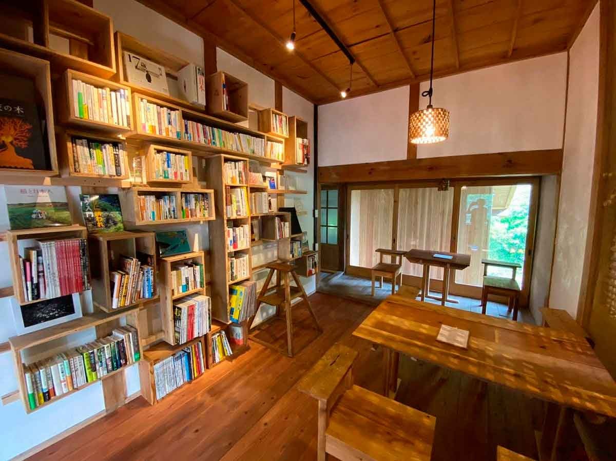 島根県邑智郡邑南町にあるカフェ『うづい通信部』の内観