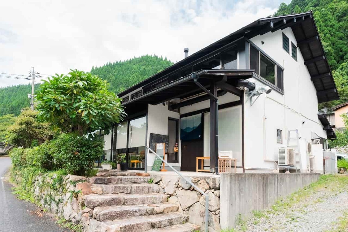 島根県雲南市にある一棟貸切スタイルの宿『泊まれるレストラン tsukaru』の外観