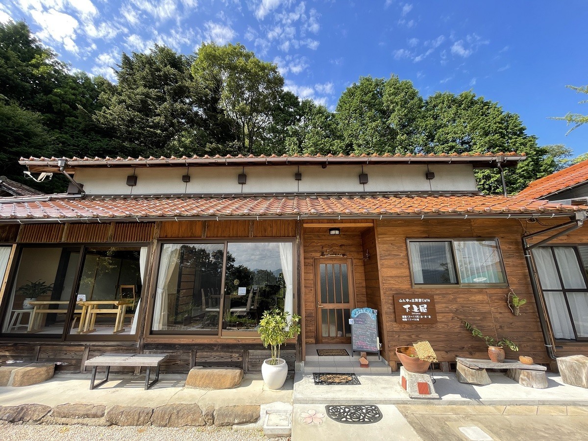 島根県にある古民家カフェ『山ん中の古民家cafe 下上屋』の外観