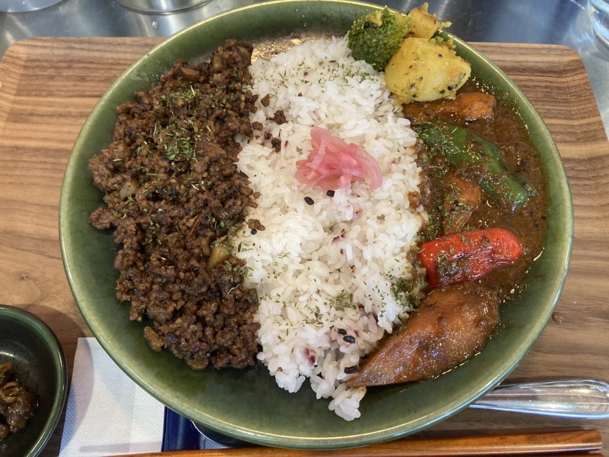島根県松江市にオープンした『発酵とスパイスの社-yashiro』のスパイスカレー