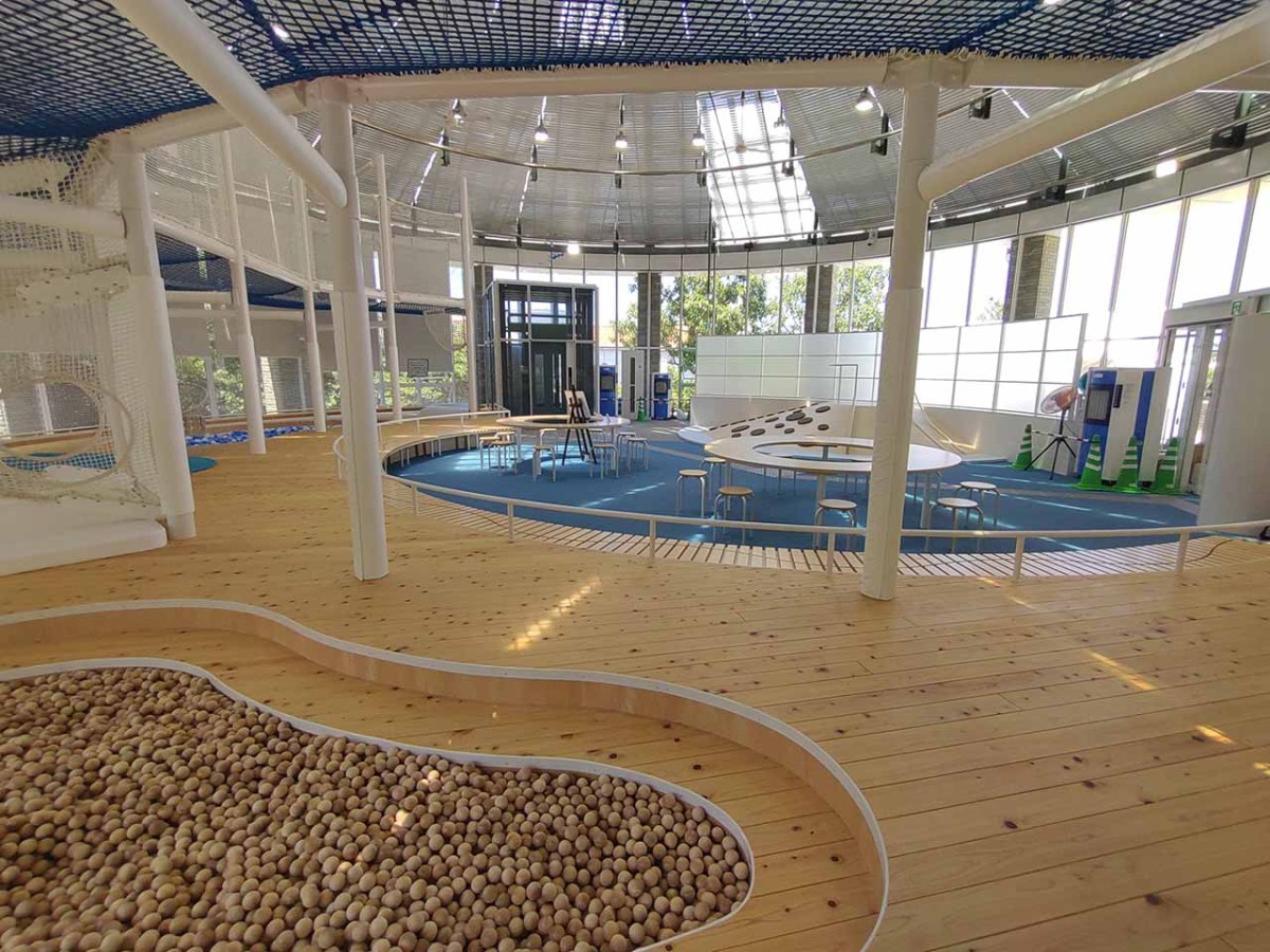 島根県浜田市の石見海浜公園内『アクアスキッズハウス』の全景