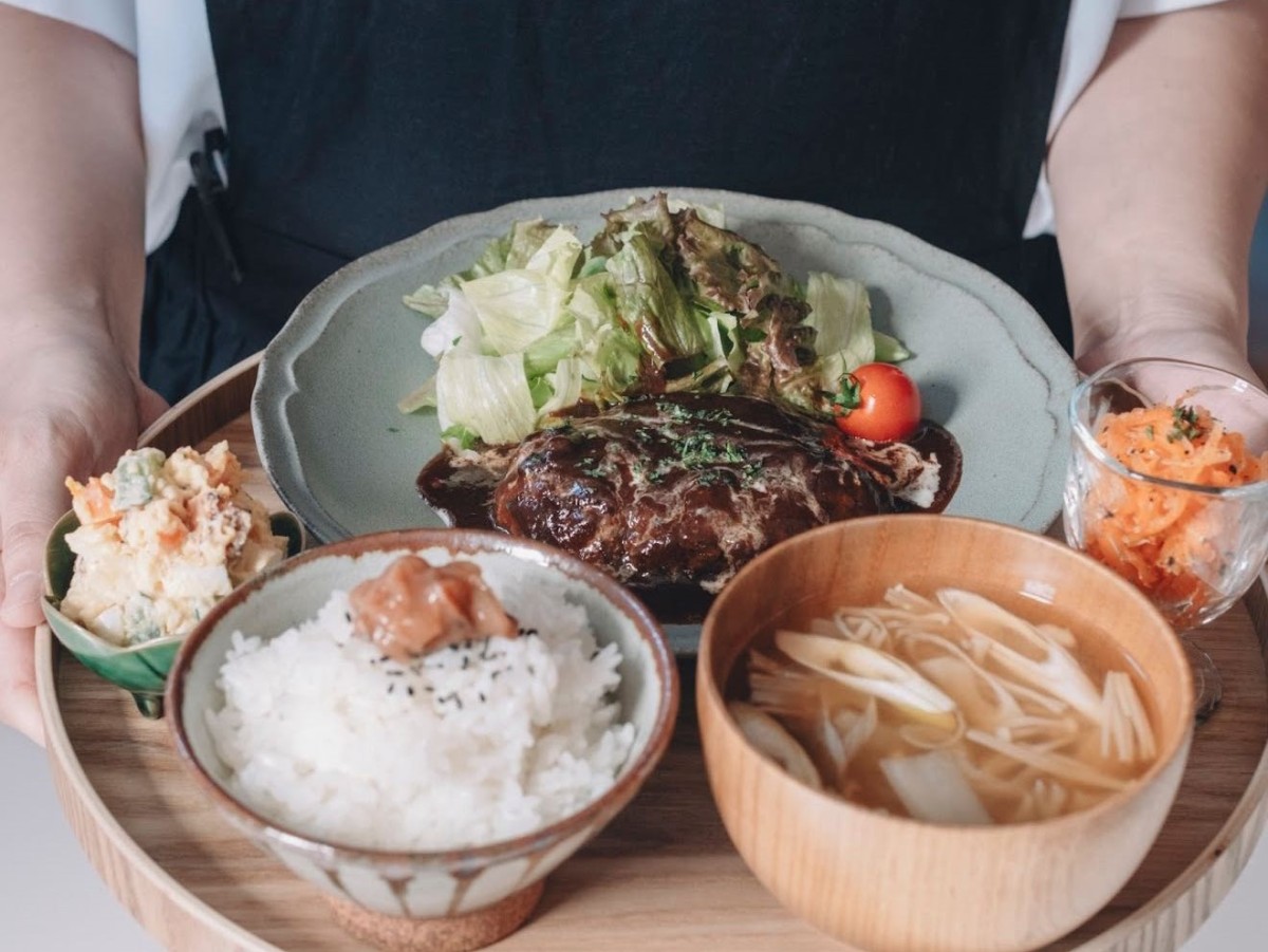 鳥取県鳥取市にオープンした『てまひまの昼ごはん』の「和牛ハンバーグ定食」