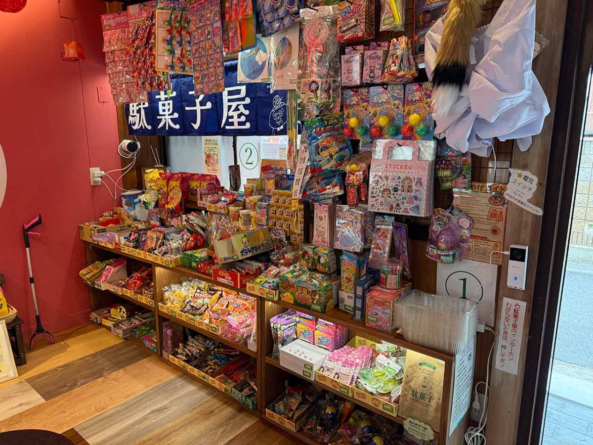 鳥取県東伯郡琴浦町にオープンした『ハイカラ駄菓子屋はっぴぃグランマ』の内観