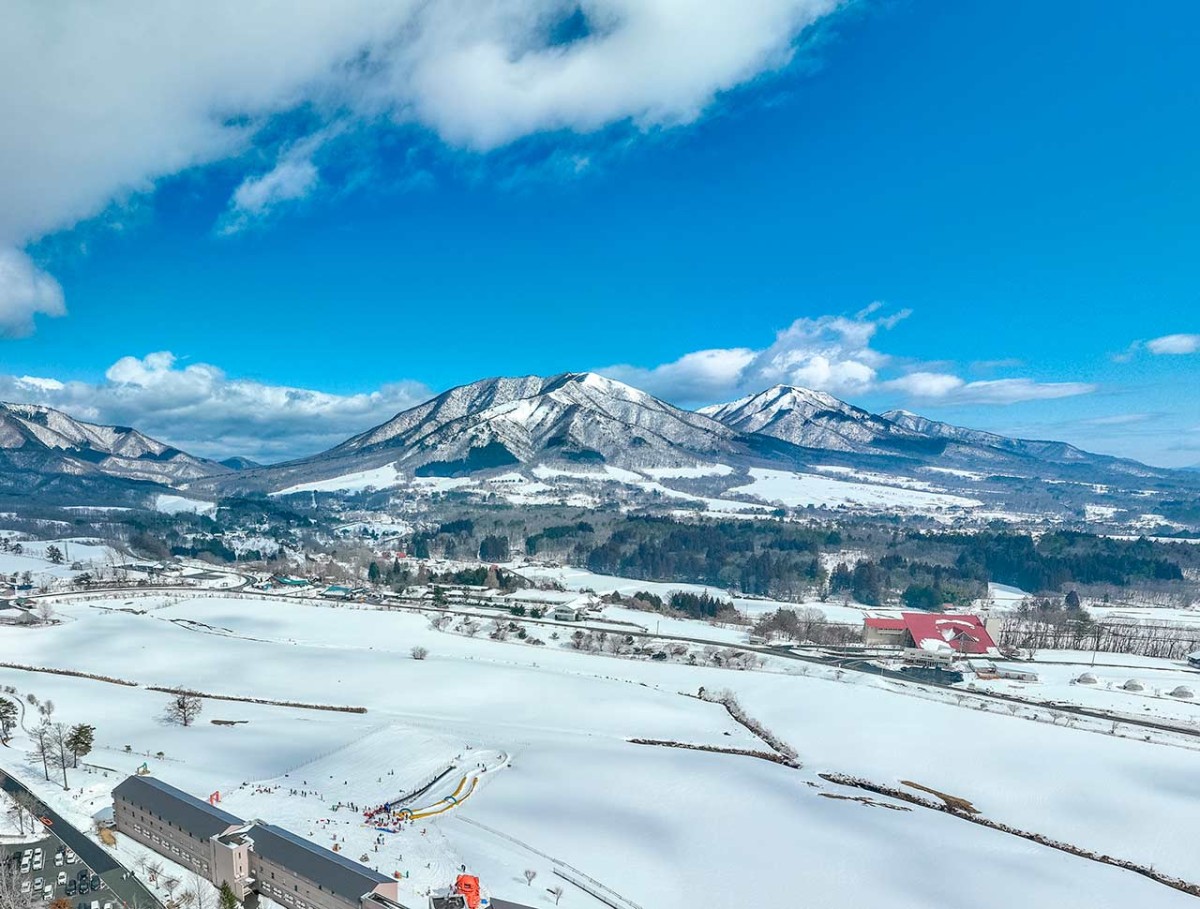 岡山県真庭市にある「休暇村蒜山高原・ひるぜんキッズスノーパーク」のゲレンデの様子