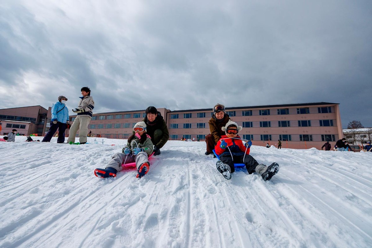 岡山県真庭市にある「休暇村蒜山高原・ひるぜんキッズスノーパーク」のゲレンデの様子