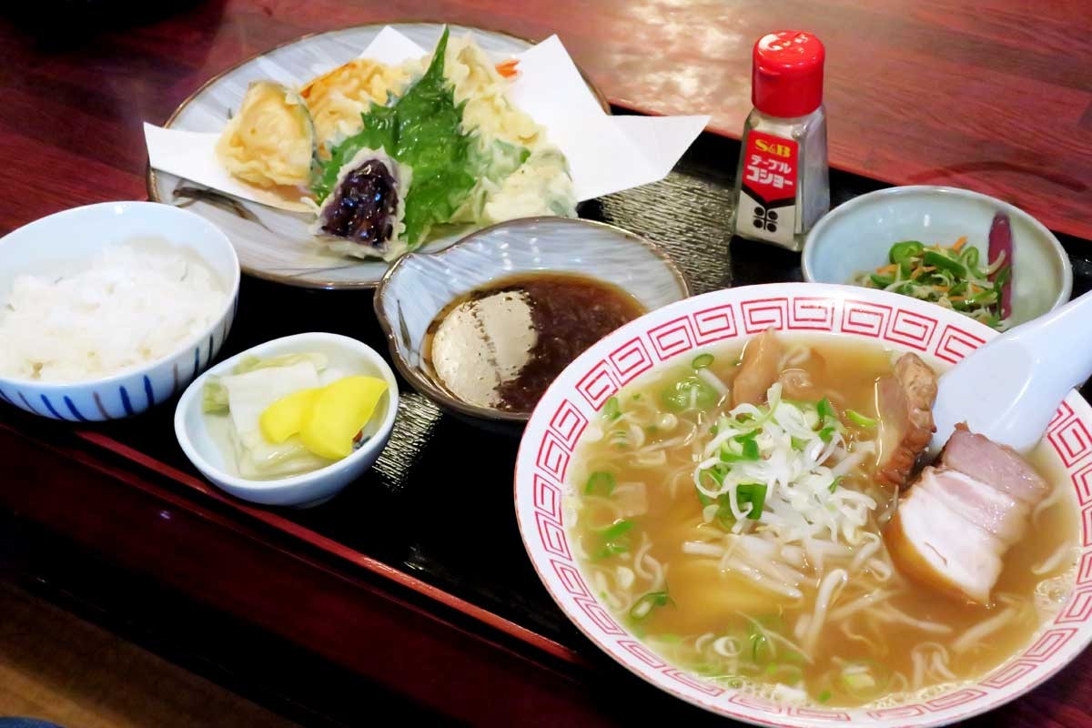 島根県松江市にある『そば富』の「ラーメン定食」