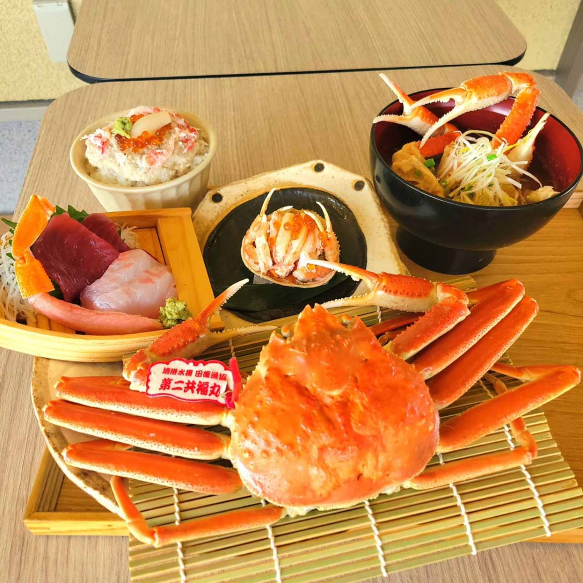 鳥取県北栄町の『道の駅ほうじょう』の年末年始メニュー「松葉ガニ、親ガニ定食」