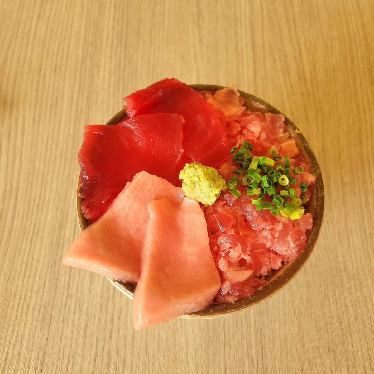 鳥取県北栄町の『道の駅ほうじょう』の年末年始メニュー「紅白まぐろ3種丼」