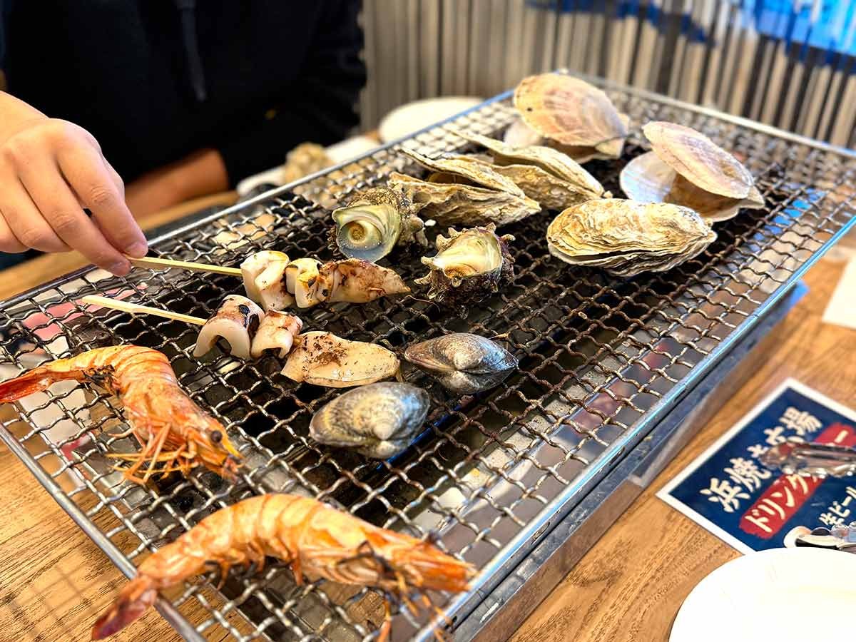 鳥取県境港市にある『HATONOVA三光丸』で楽しめる浜焼きのイメージ