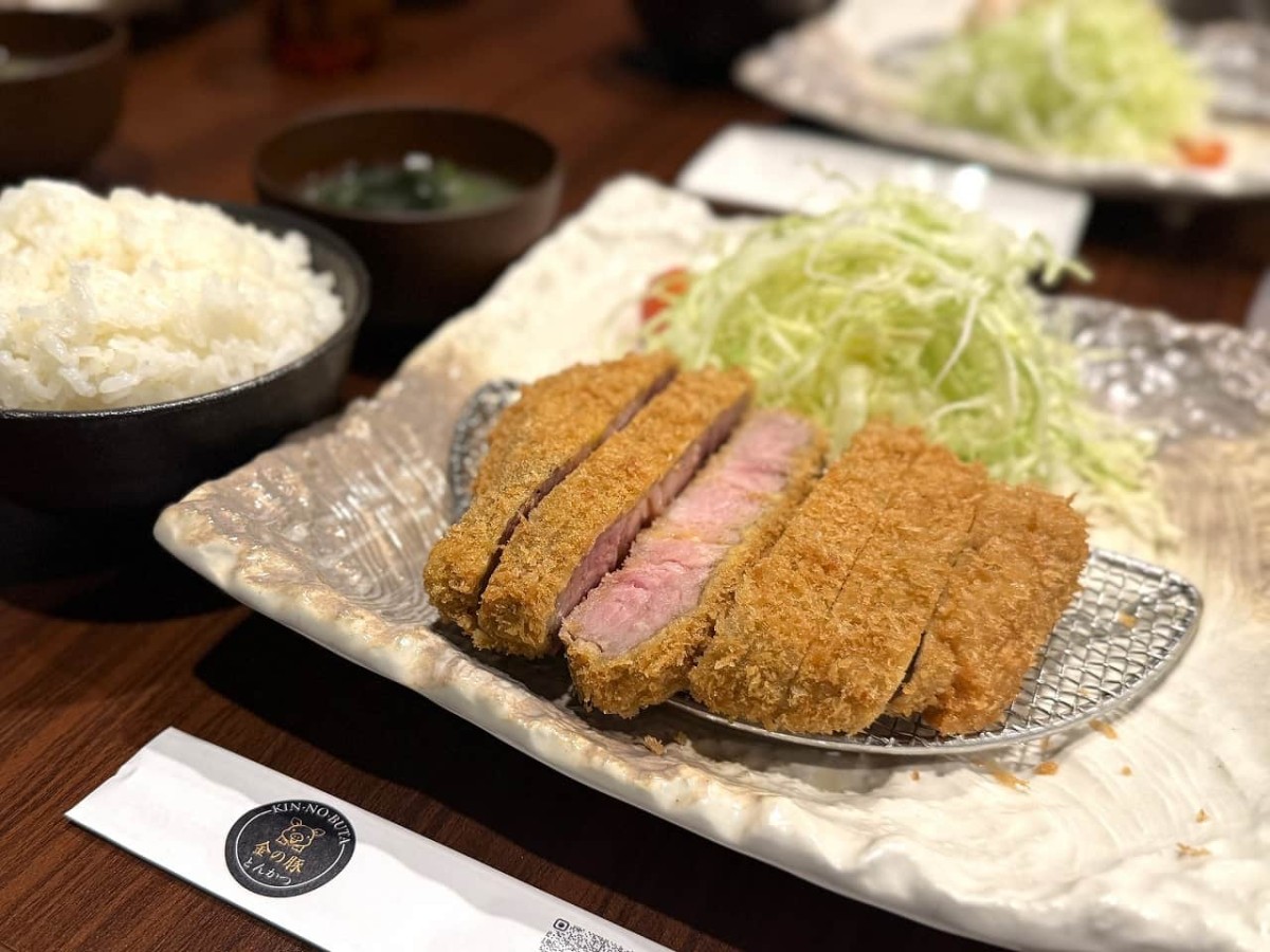 松江市にある『金の豚』の「肩ロース定食」