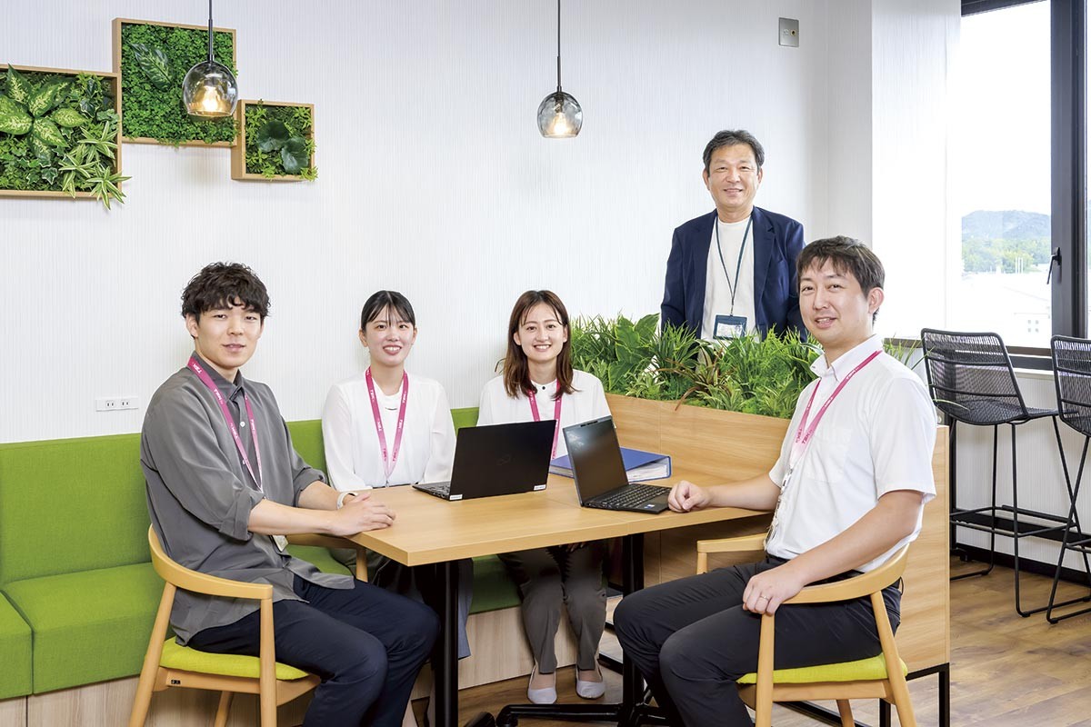 山陰の企業「ティーエスケイ情報システム」の社員のみなさん