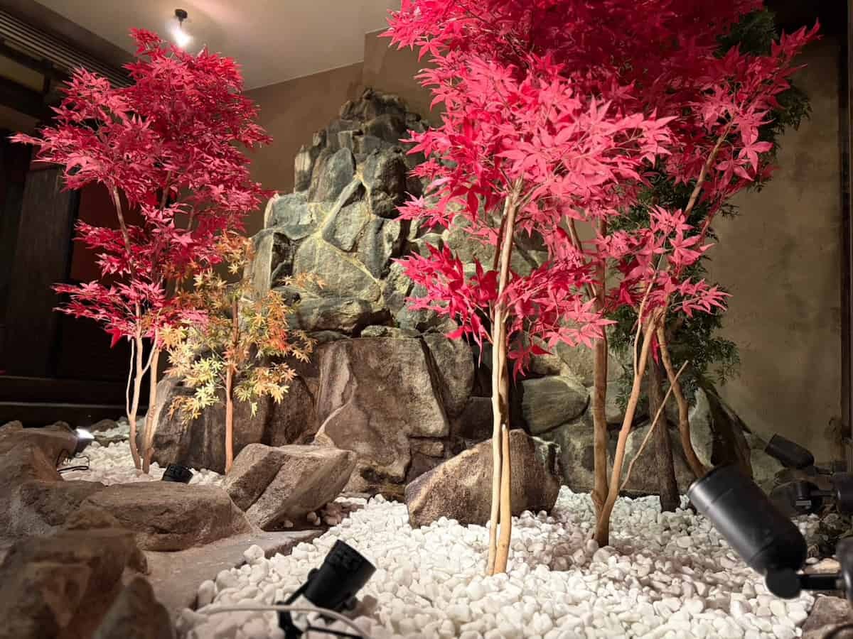 鳥取市末広温泉町の居酒屋『灯宴 暁-AKATSUKI-本店』の店内装飾