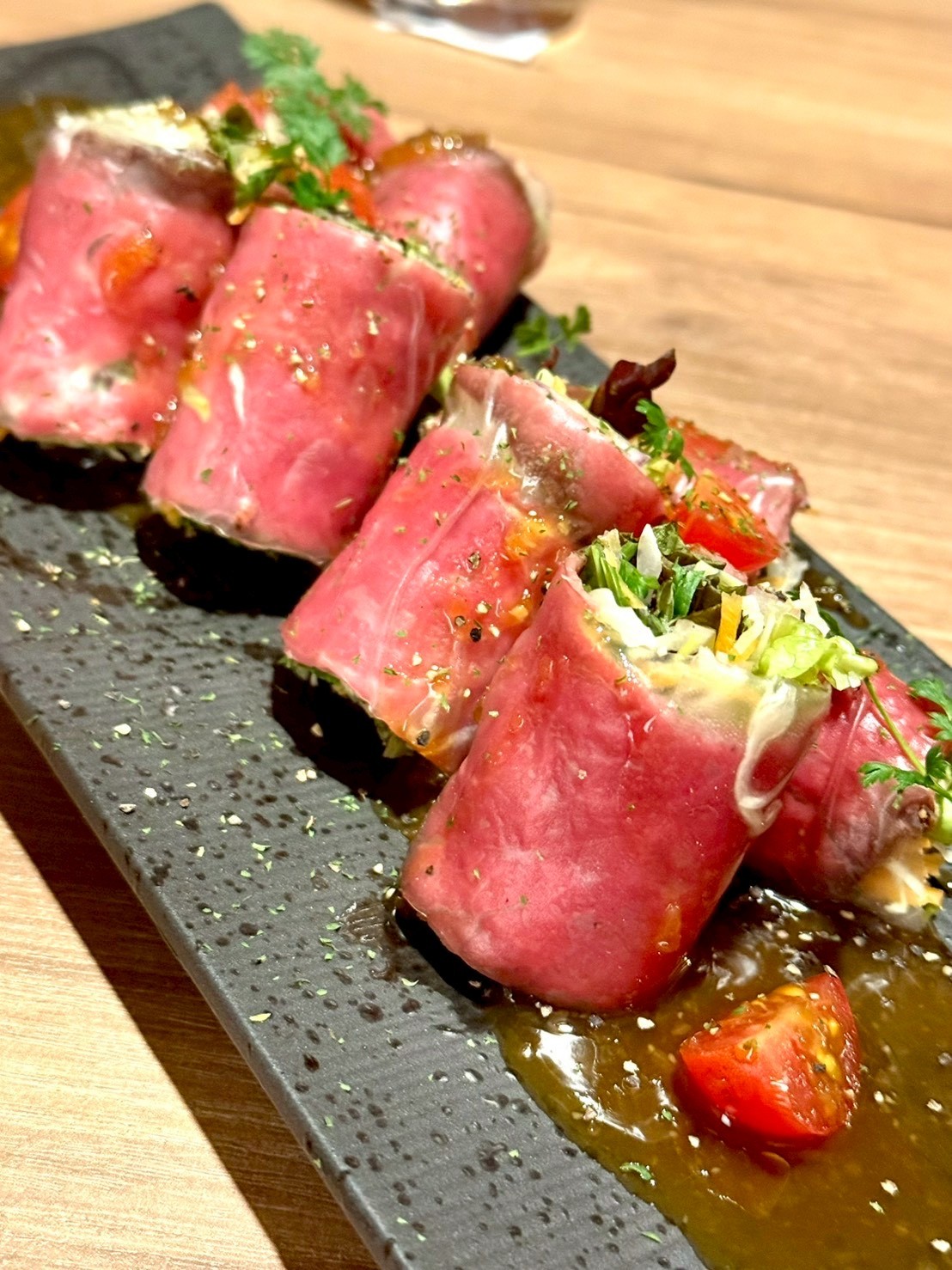 鳥取市末広温泉町の居酒屋『灯宴 暁-AKATSUKI-本店』のローストビーフ春巻