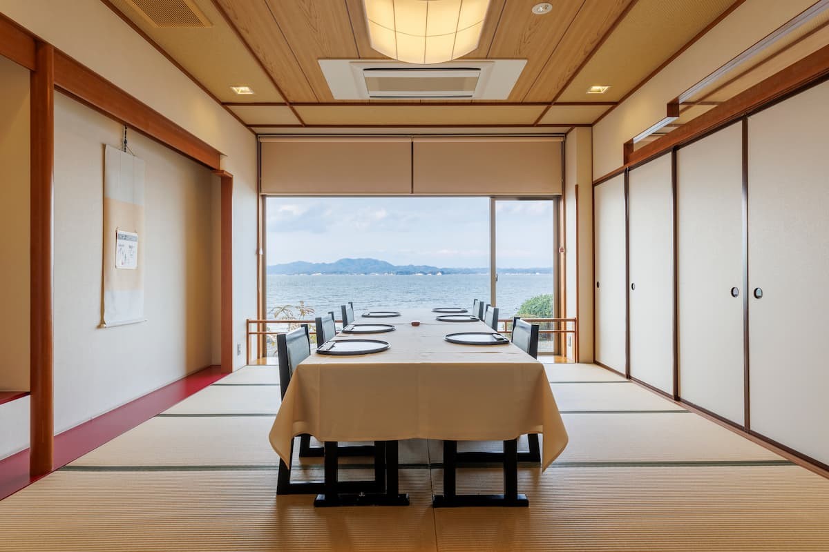 松江市の和食処「味皆美ふじな亭」の内観