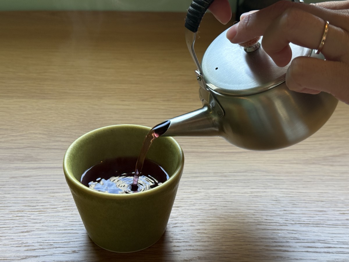 島根県松江市にある『お茶とお菓子 横尾』で販売しているスウェーデン紅茶を注ぐ様子