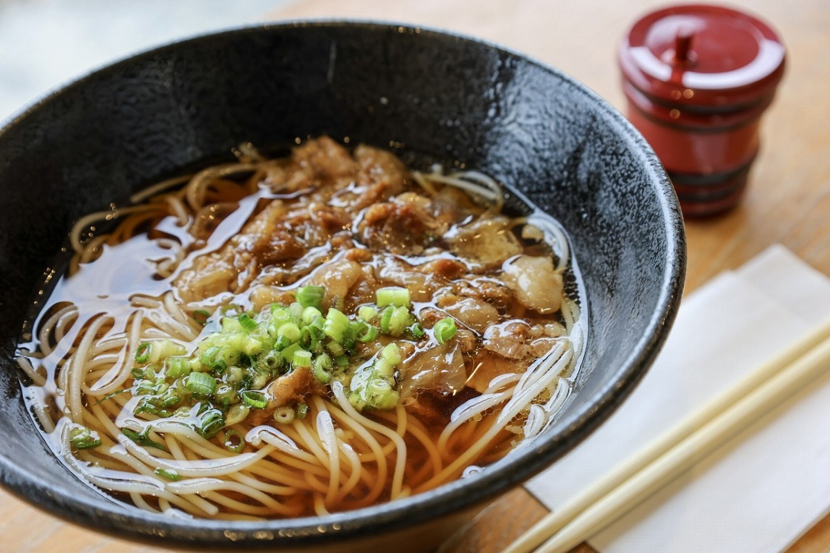島根県雲南市の『出雲そばレストラン むらげ』の「牛すじ田守り麺」