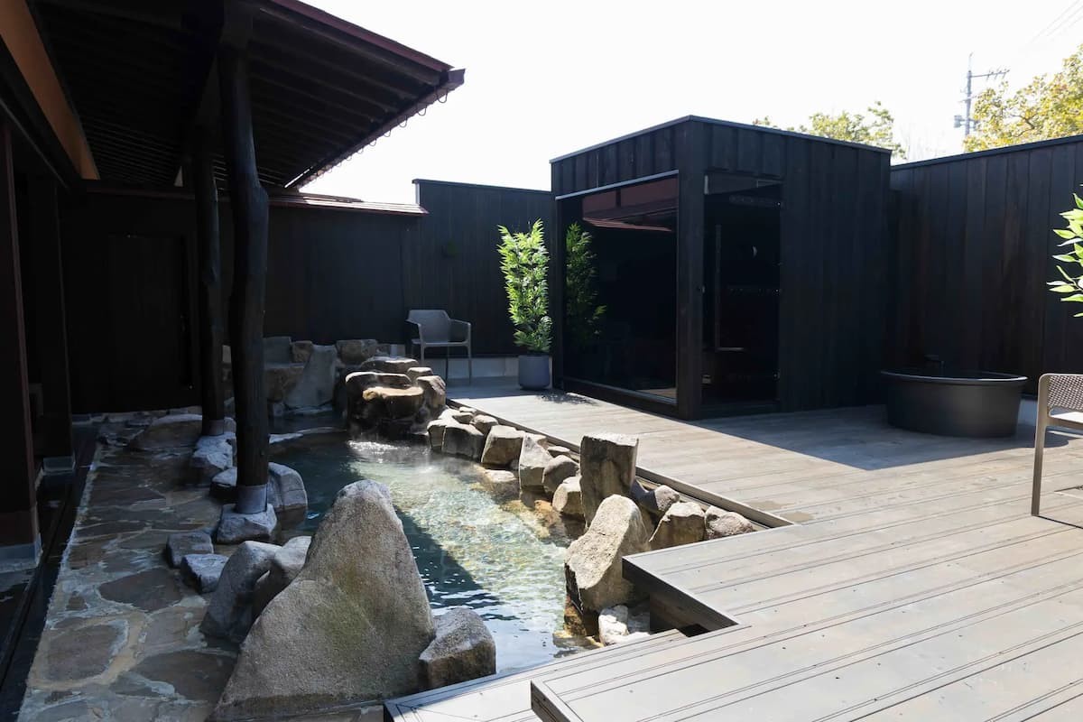島根県松江市宍道町にオープンした『きまち温泉 大森の湯』の露天風呂