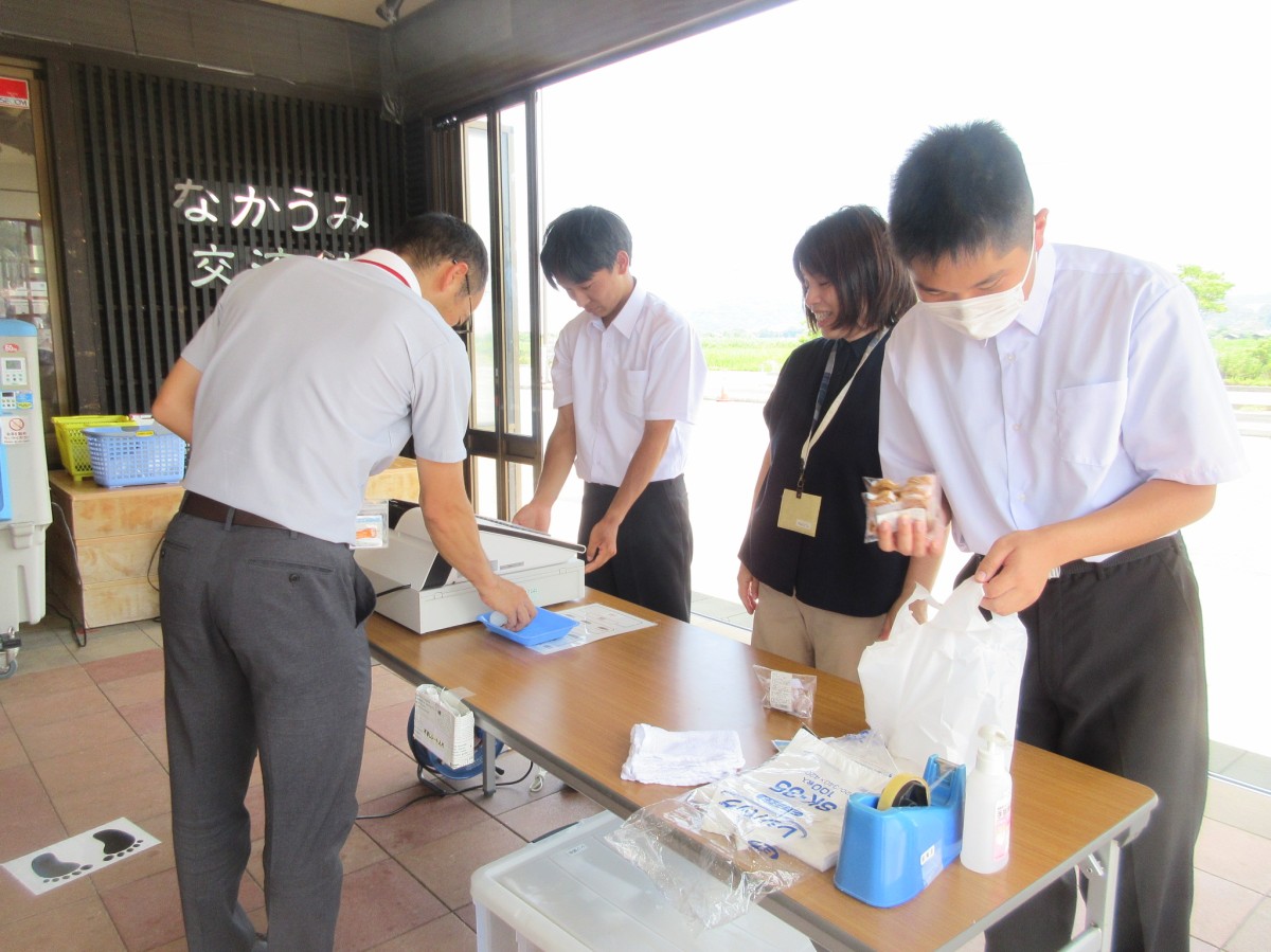 松江養護学校安来分教室の生徒が販売をしている様子