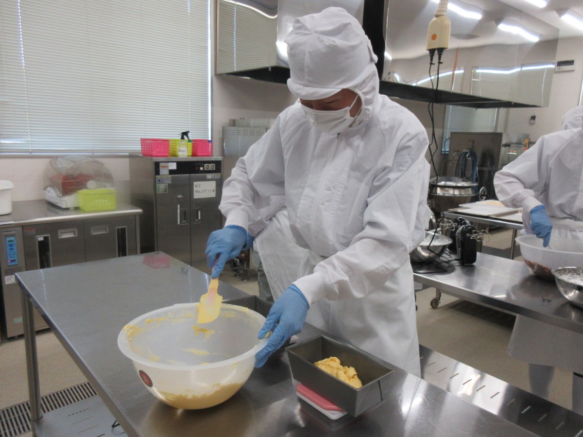 松江養護学校安来分教室の生徒がお菓子を作る様子