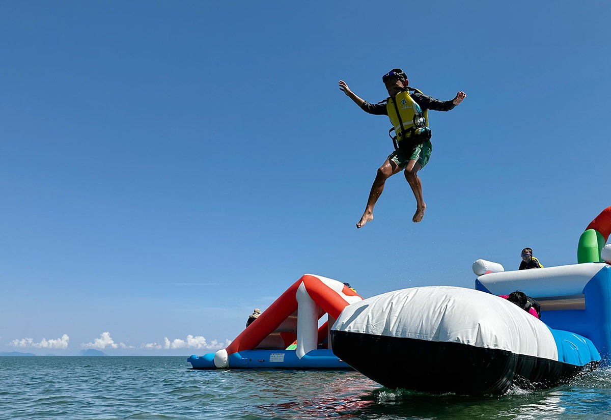鳥取県米子市の皆生温泉で開催される夏イベント「海上アスレチック 海皆-KAIKAI-」の過去開催の様子