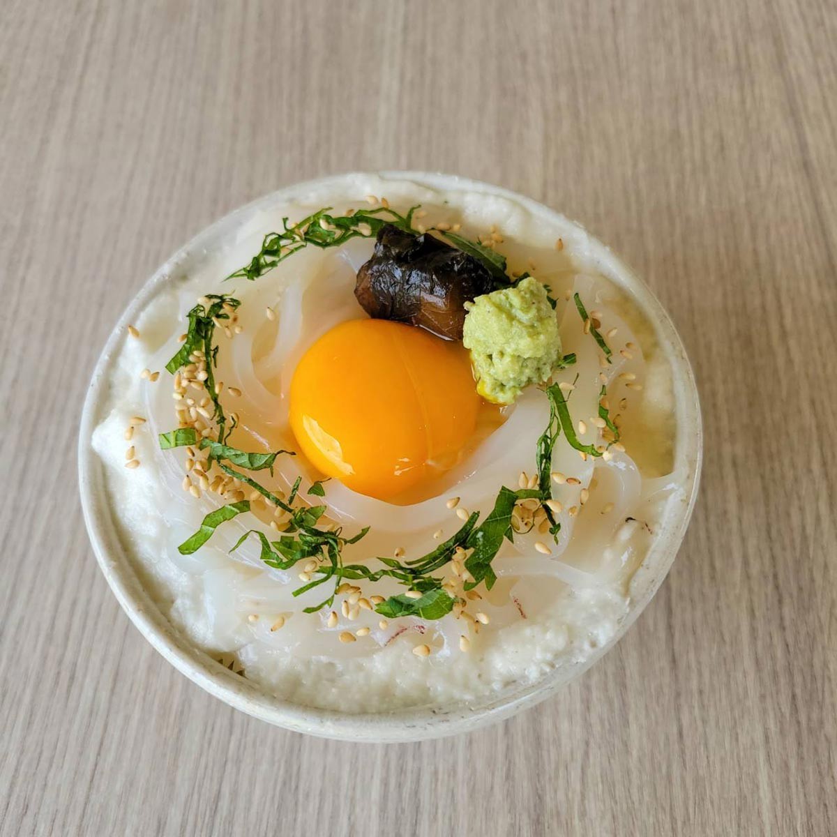 『道の駅ほうじょう』の「白イカねばりっこ黄身丼～しそ巻きらっきょう付き～」のイメージ