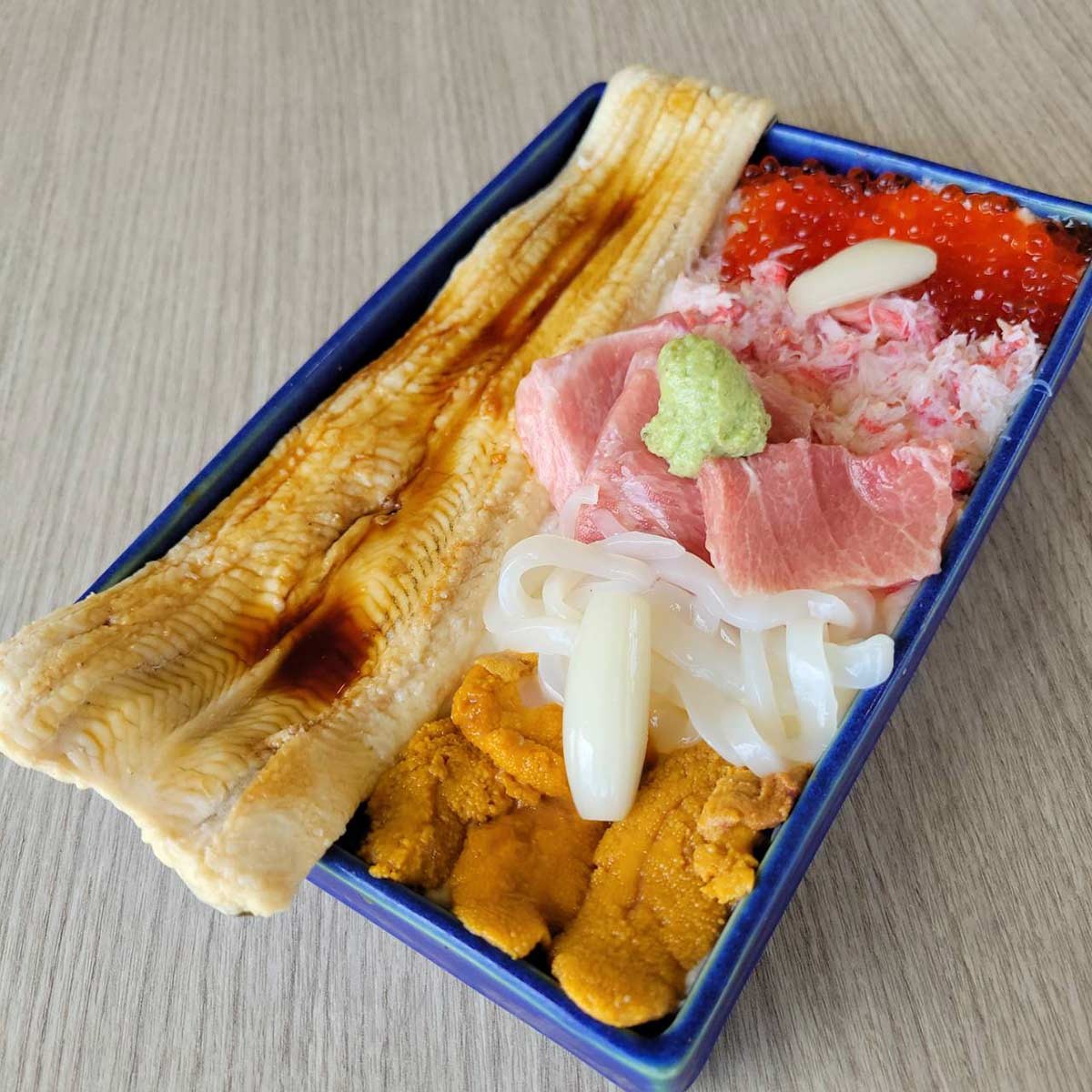 『道の駅ほうじょう』の「夏のにぎやか海鮮６種丼～煮アナゴ一本入り～」のイメージ
