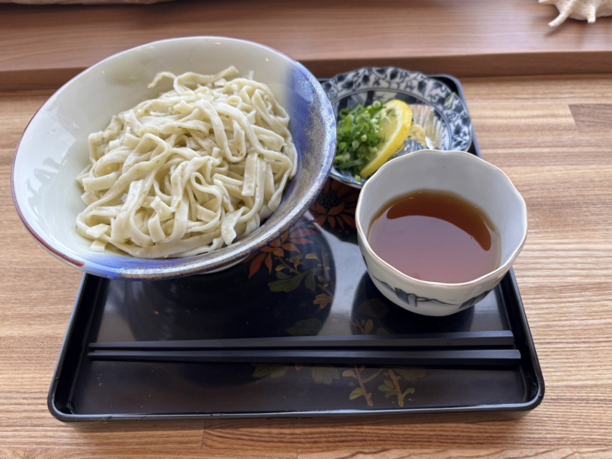 美保関町の『わいわい食堂』の「めかぶうどん」