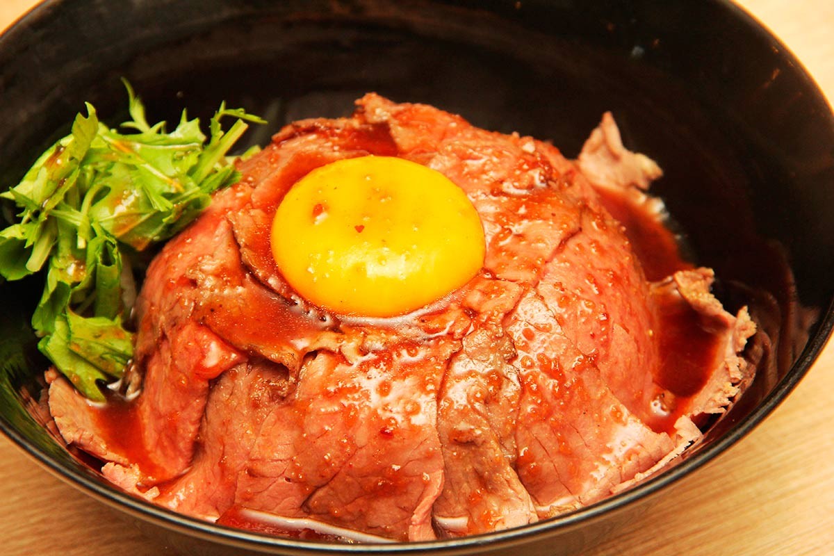 鳥取県にある『Casual Dining FUNP』で提供している「国産牛 炙り贅沢肉めし」