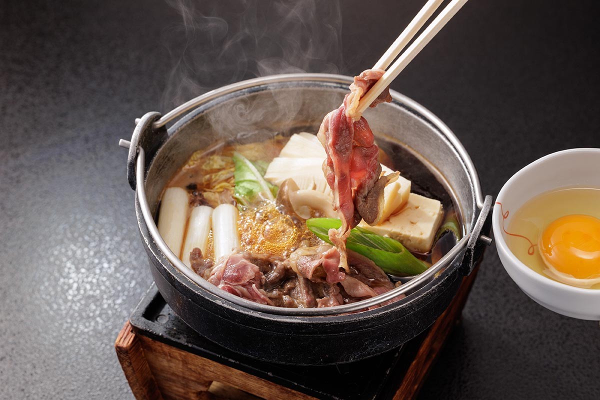 江府町『休暇村奥大山』で提供されるジビエ料理「シカ肉のすき焼き」