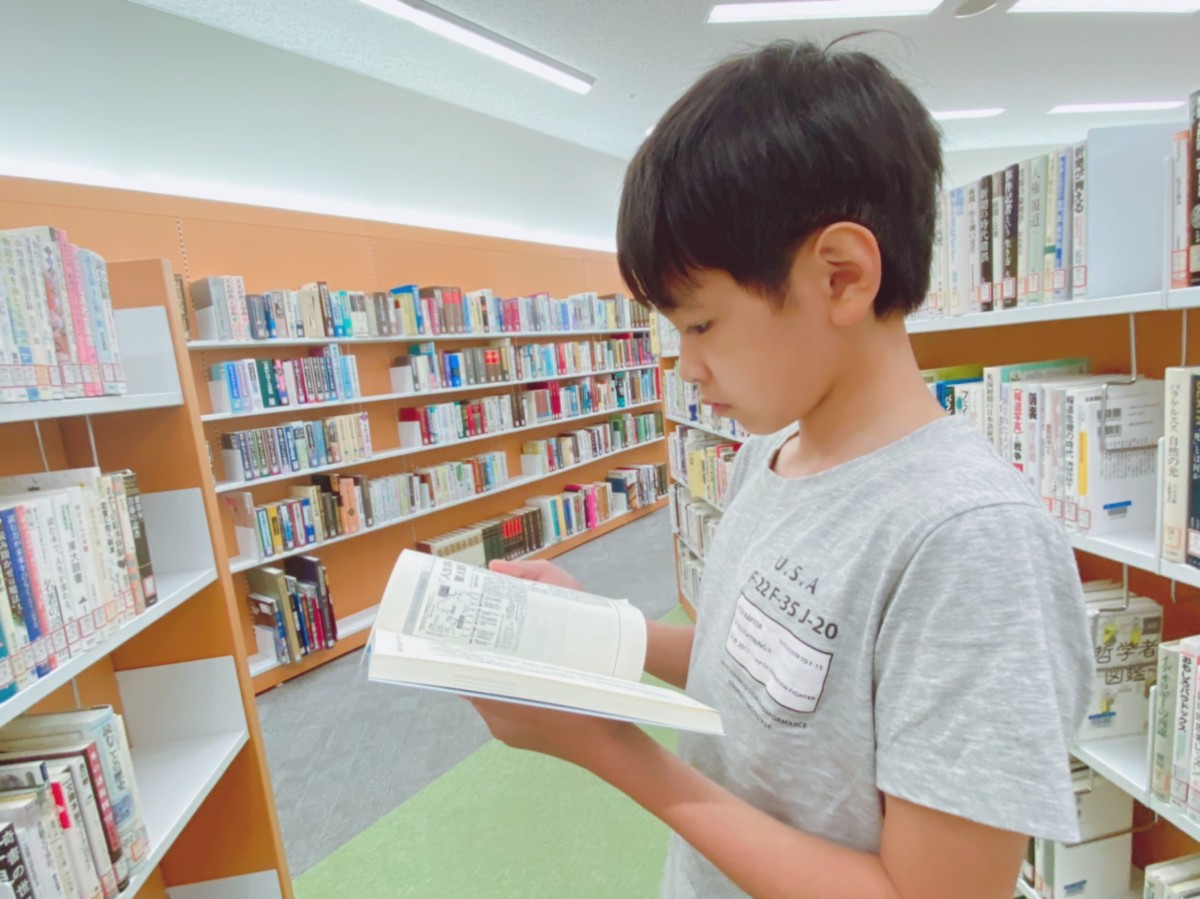 読書中のこども