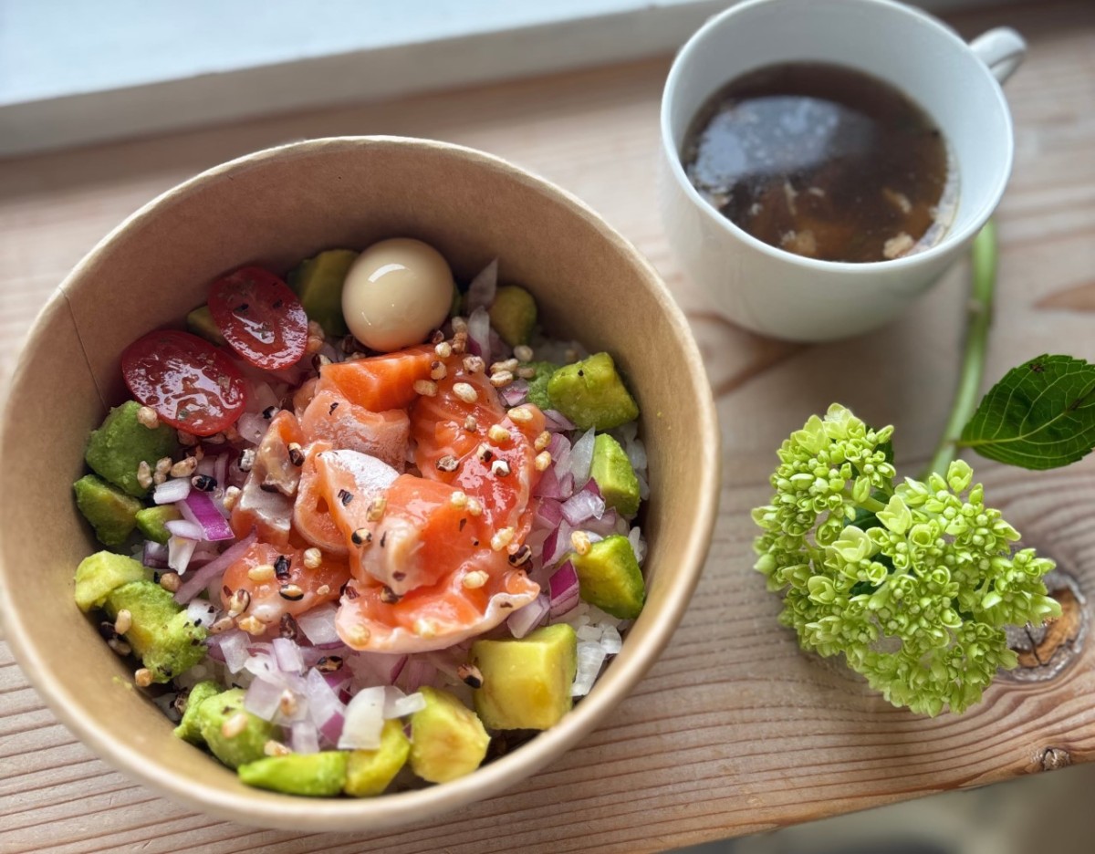 鳥取県米子市にオープンした『KITCHEN YONAPO』の「YONAポキBowl」