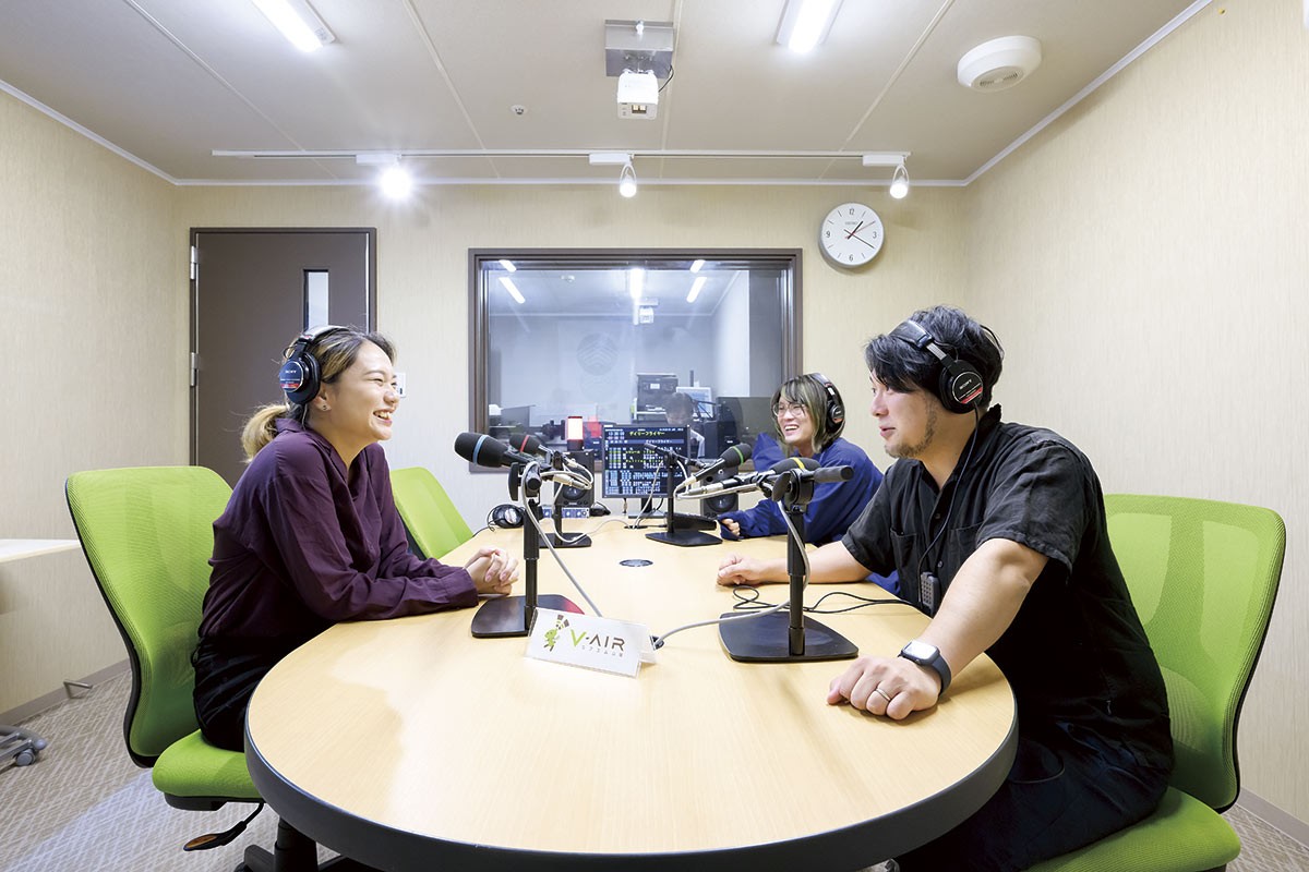 山陰の企業「エフエム山陰」の社員のみなさん
