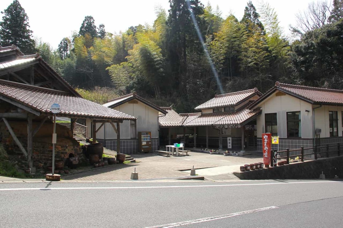 島根県大田市温泉津町にある『やきものの里・やきもの館』の外観
