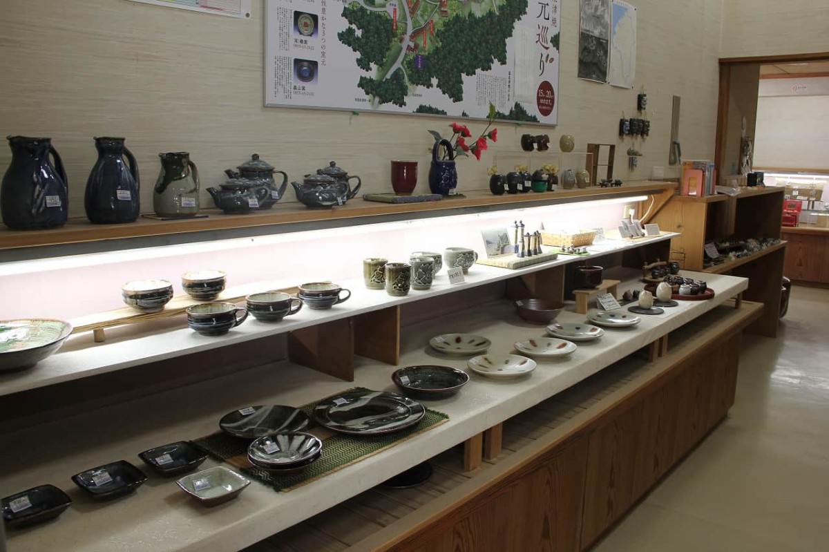 島根県大田市温泉津町にある『やきものの里・やきもの館』に展示・販売されている焼き物